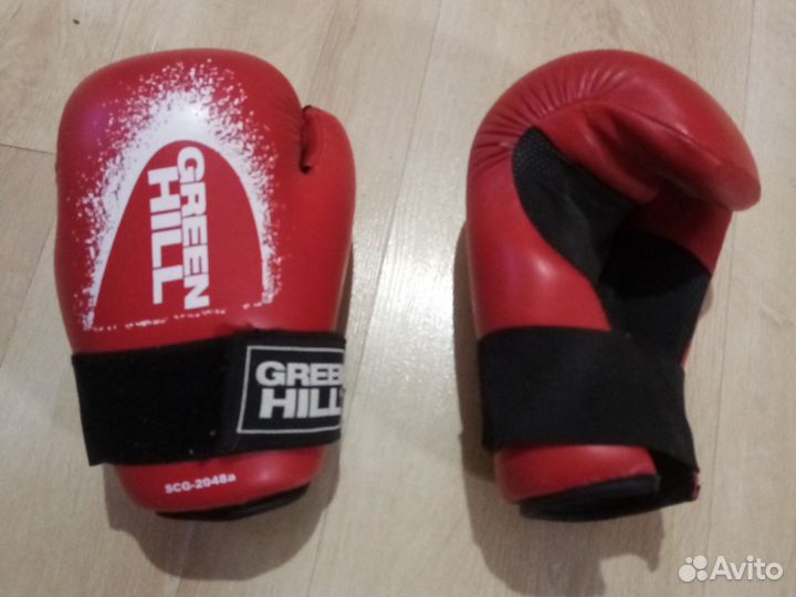Боксерские перчатки, шлем и бутсы