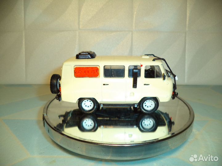 Модель УАЗ 452 Экспедиционный масштаб 1:43