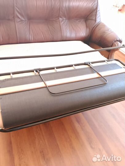 Кожаный диван раскладной и кожаные кресла +журналь