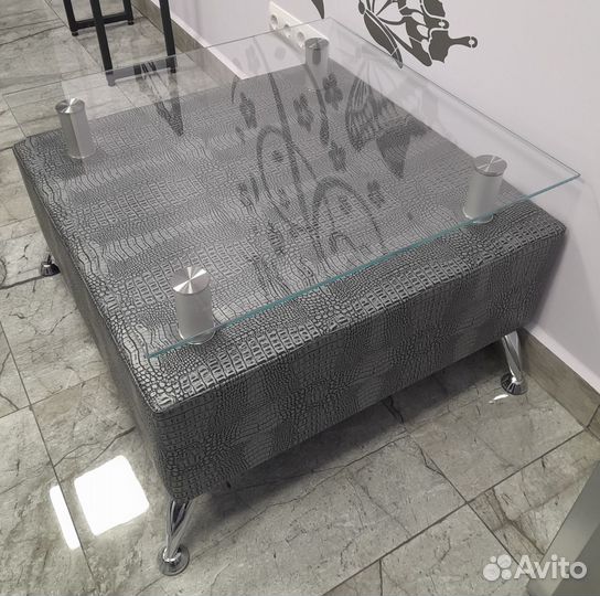 Стойка на ресепшн, журнальный столик, диван