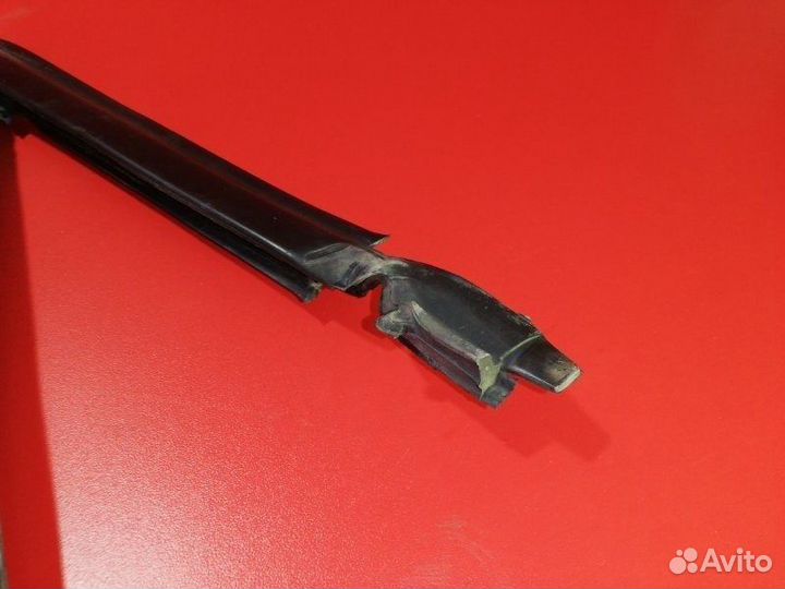 Уплотнитель стекла двери задний левый Volkswagen