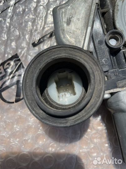 Стеклоподъемник задней двери Land Cruiser 200