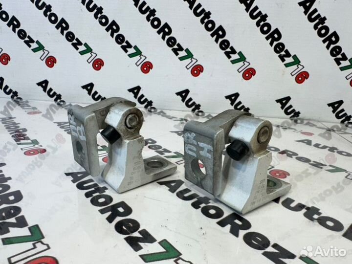 Петля двери передняя правая Volkswagen Polo 5