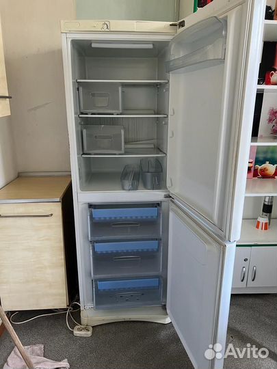 Холодильник indesit