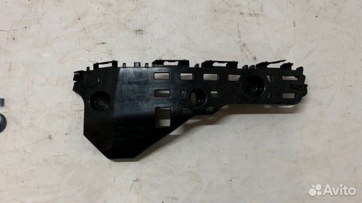 Кронштейн бампера лев. перед. Toyota Land Cruiser