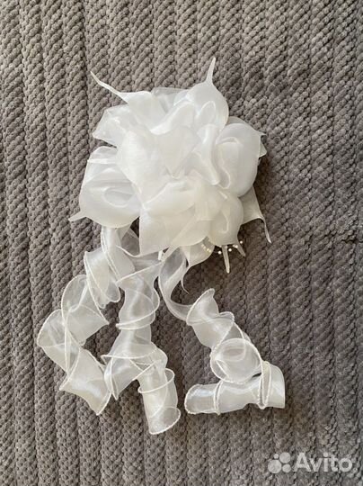 Школьные банты для волос белые + школьные броши