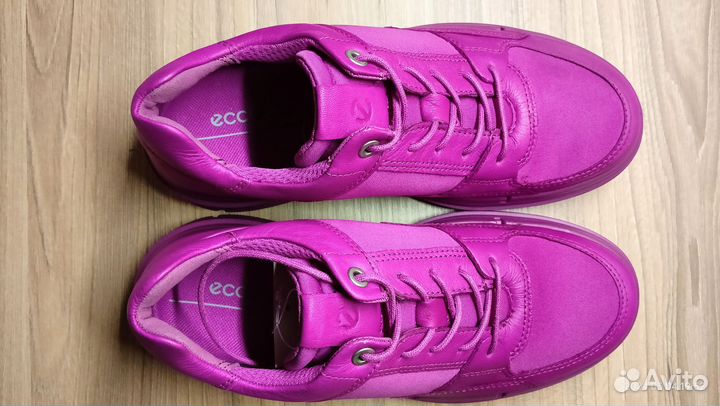 Кроссовки женские