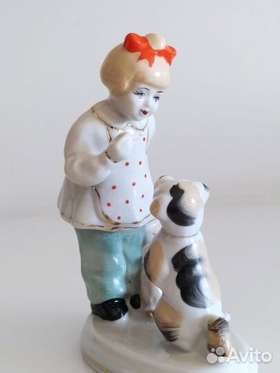 Фарфоровая статуэтка 