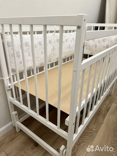 Детская кроватка с маятником белая
