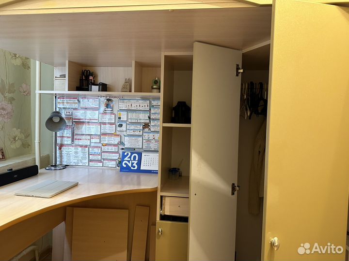 Кровать чердак со столом и шкафом б/у