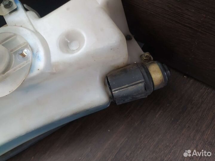 Бачок омывателя фар Mitsubishi Pajero 2