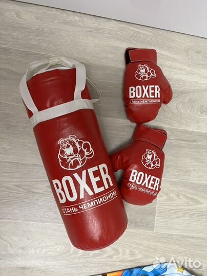 Боксерская груша и перчатки