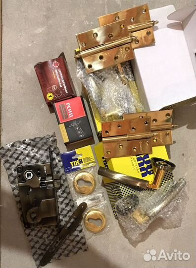 Новые: петли, ручки, защёлка, цилиндровый механизм