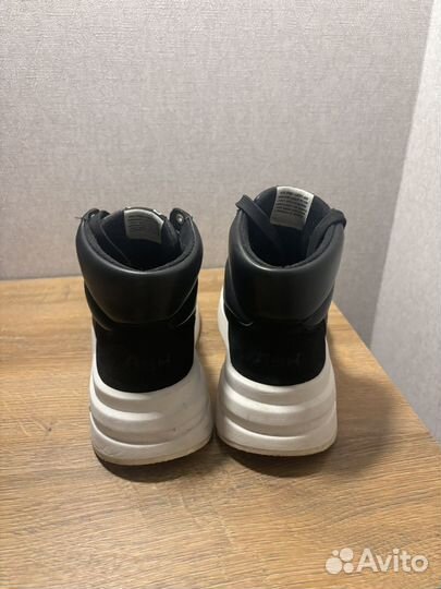 Кроссовки женские