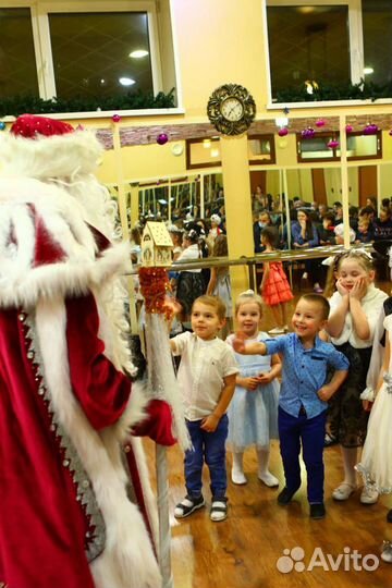 Нарядная рубашка и джинсы