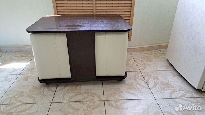 Стол с выдвижными пуфиками