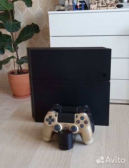 Игровая приставка Sony PlayStation 4 и 2 джойстика