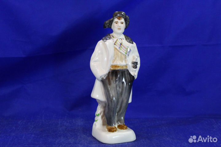 Статуэтка фарфоровая Мальчик с коньками Паренек