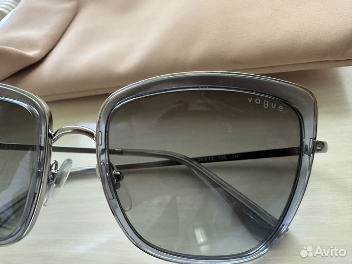 Солнцезащитные очки vogue