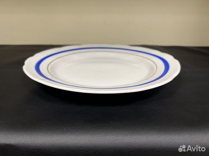 Тарелка для вторых блюд с синим и золотым отводом