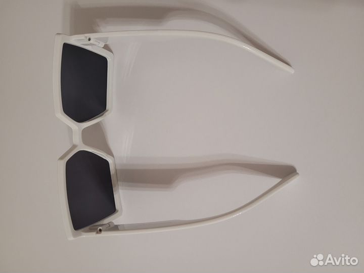 Солнцезащитные очки белые