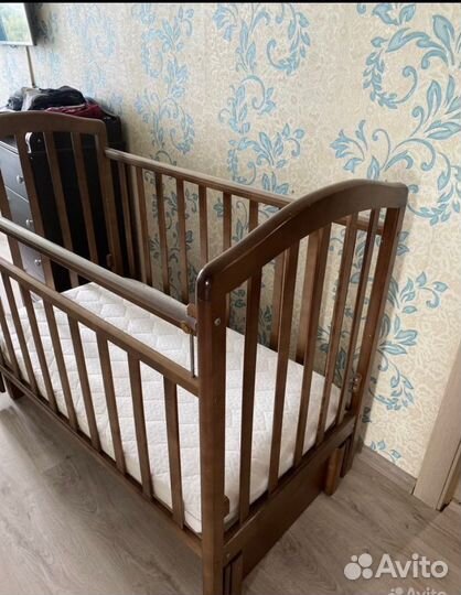 Детская кроватка с маятником