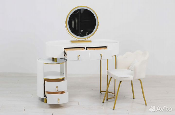 Туалетный столик. Столик с зеркалом