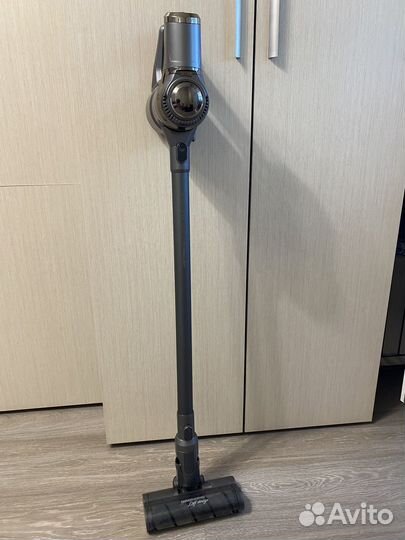 Пылесос вертикальный Redmond