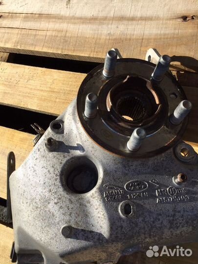 Кулак поворотный задний левый Range Rover Velar