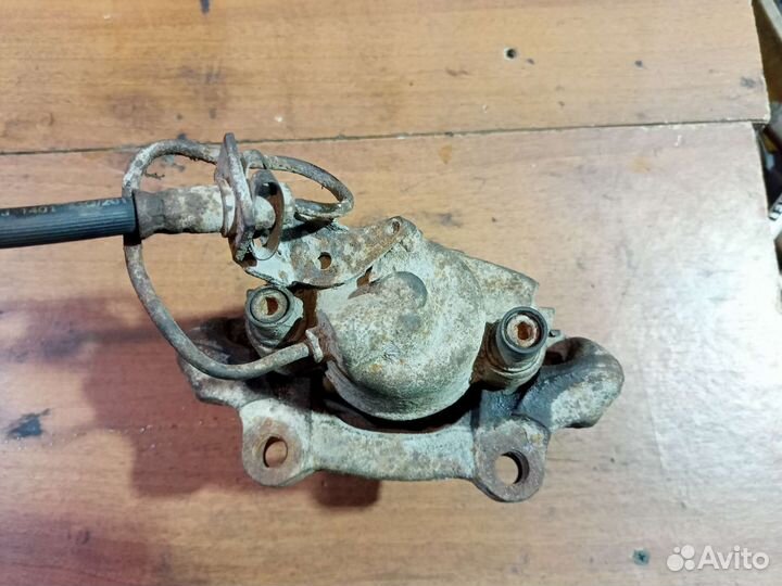 Суппорт тормозной передний левый Volkswagen Passat