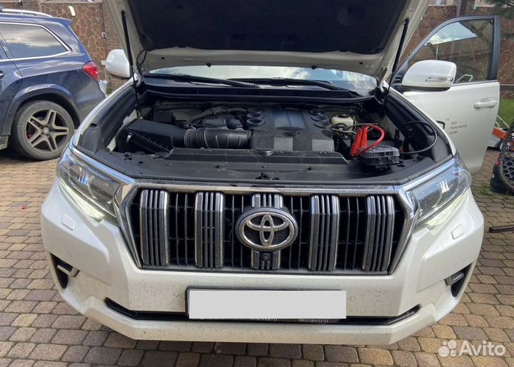 Открыть машину. Вскрыть капот.Прикурить автомобиль