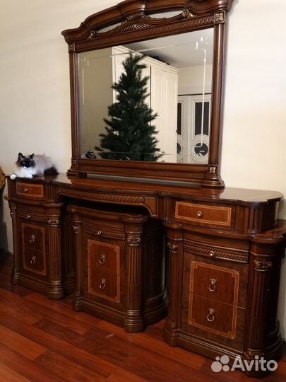 Туалетный стол с зеркалом