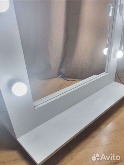 Гримерное зеркало с лампочками и подставкой