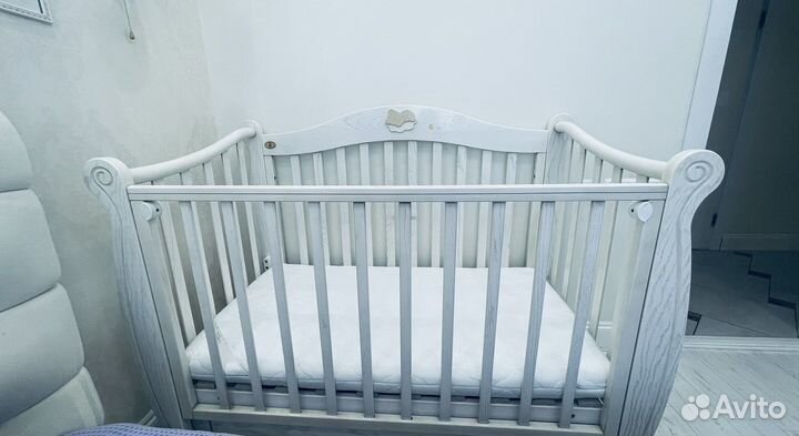 Детская кроватка с маятником