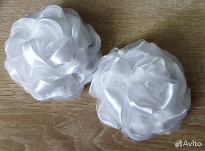 Банты для волос белые. Белые банты в коробке