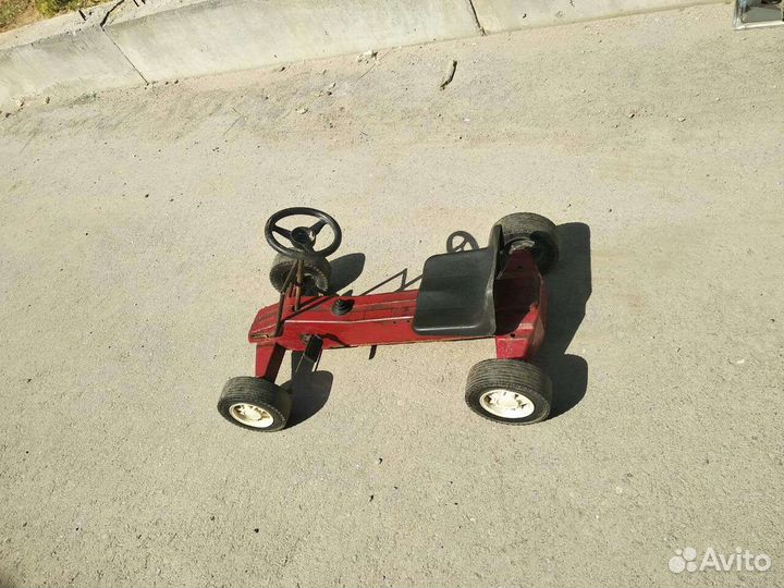 Педальная машинка