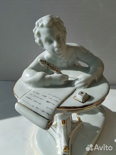 Фарфоровая статуэтка лфз Пушкин в/с