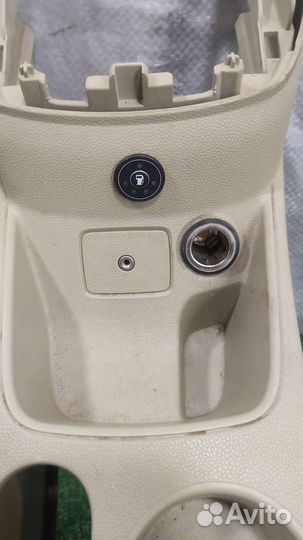 Консоль центральная (без подлокотника) Ford Fiest