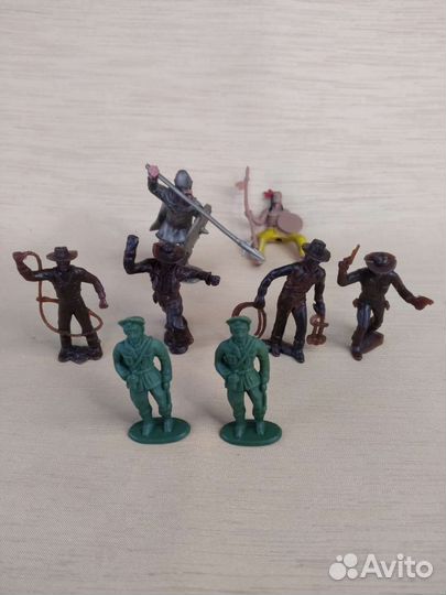 Игрушки солдатики, футболисты