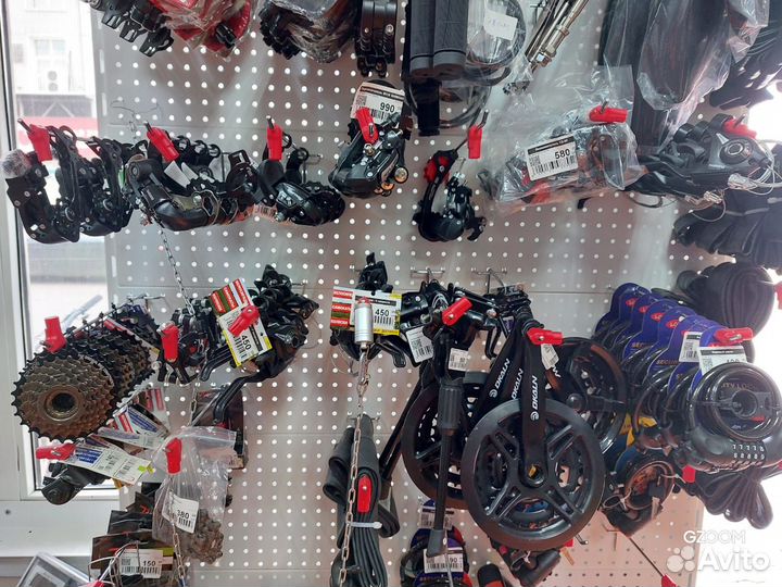 Запчасти и аксессуары для велосипедов в ассортимен