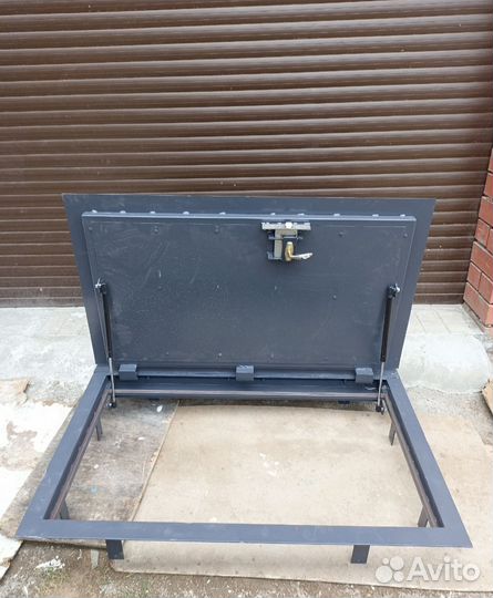 Напольный люк в подвал на амортизаторах 670*511