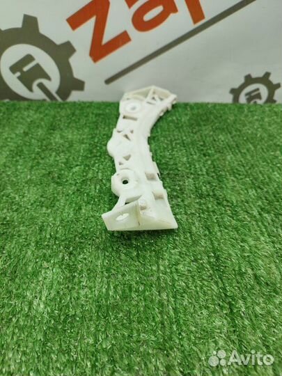 Крепление бампера заднее правое Mazda 3 BK