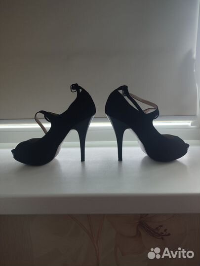 Туфли на высокой шпильке