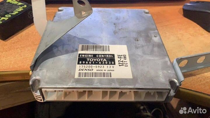 Блок управления двс Toyota Opa ZCT15 1zzfe 2001.08