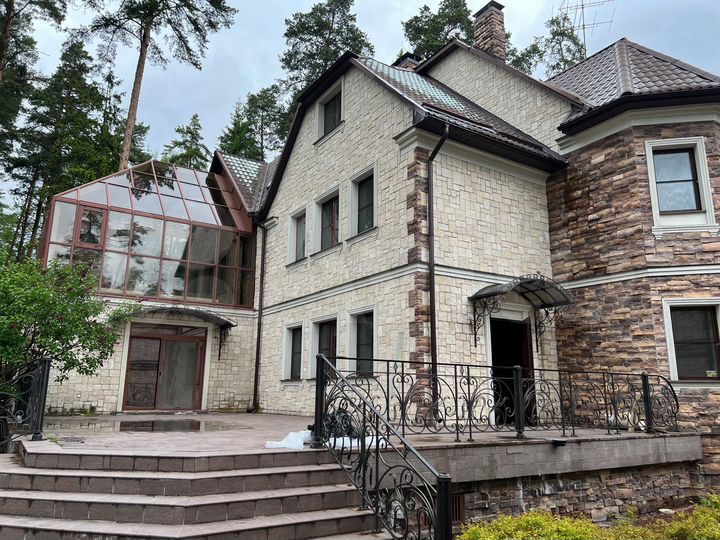 Дом 800 м² на участке 15 сот.