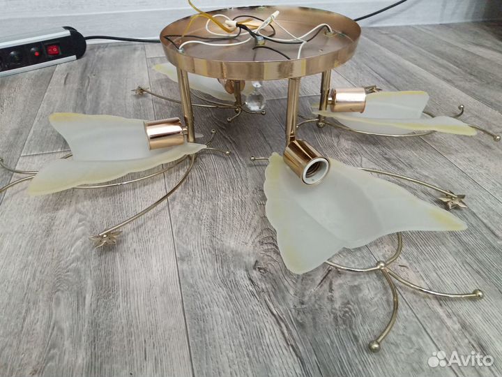 Болшая добротная люстра в гостинную