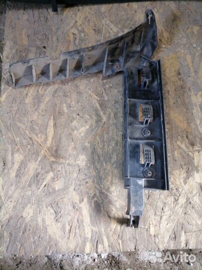 Крепление бампера переднее левое Volkswagen Passat