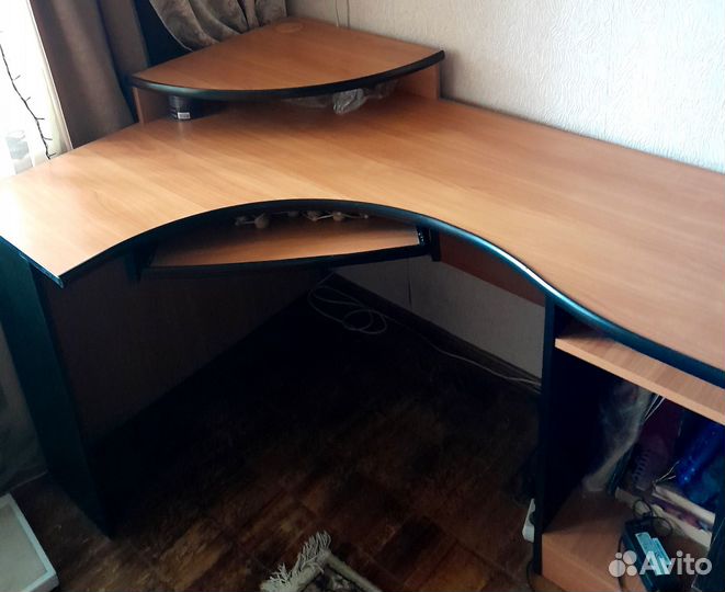 Продам компьютерный стол,диван ,стенка