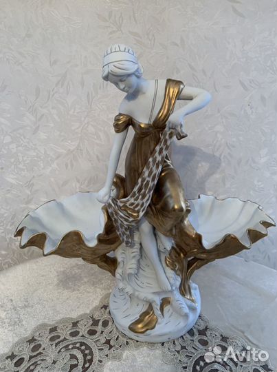 Большая Фарфоровая статуэтка Нимфа с раковинами