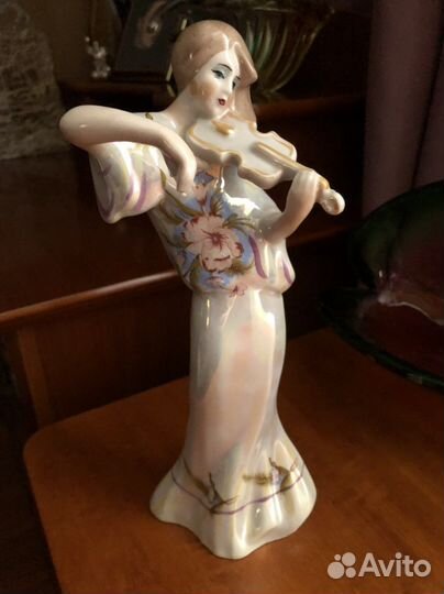 Статуэтка из фарфора